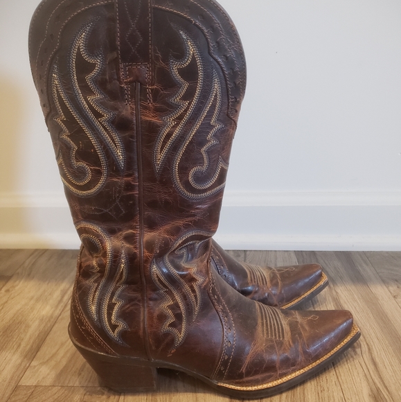 Ariat 7 1/2 Brown boots - Picture 2 of 6